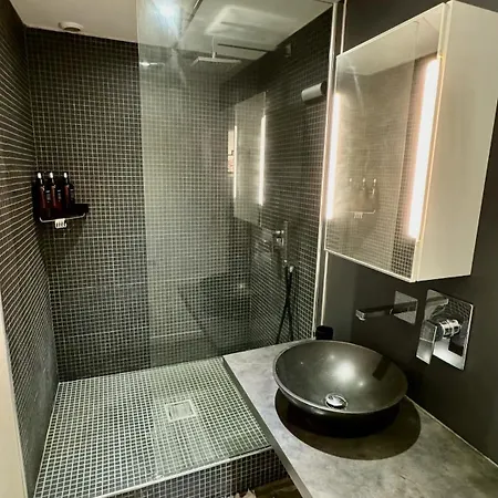 Hyper Centre Апартаменти *